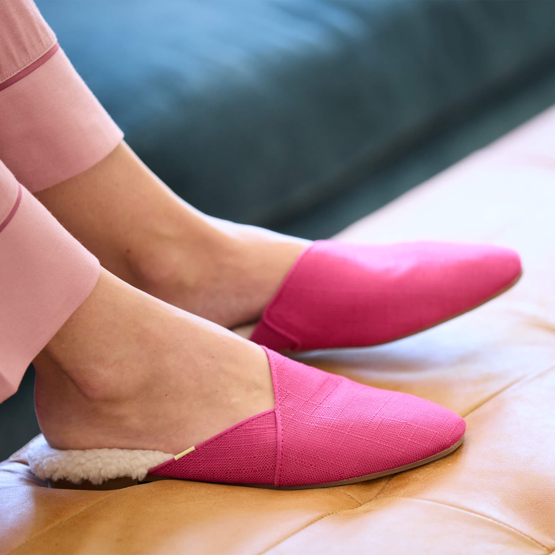  Luvons Devon Luxe Memory Foam Slippers - Vibrant Raspberry - Bonton