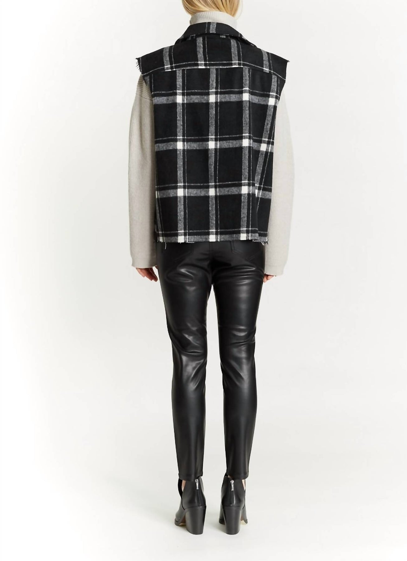  Oat New York Plaid Hunter Vest with Frayed Sleeves - Black/White Plaid - Bonton